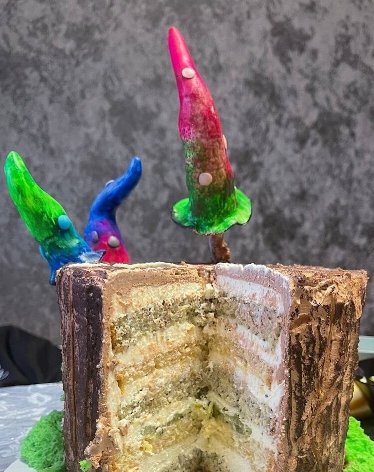 Торт в разрезе с гномами из мастики
